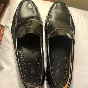 Bass Weejuns, Men’s Black, size 11 “Logan”.